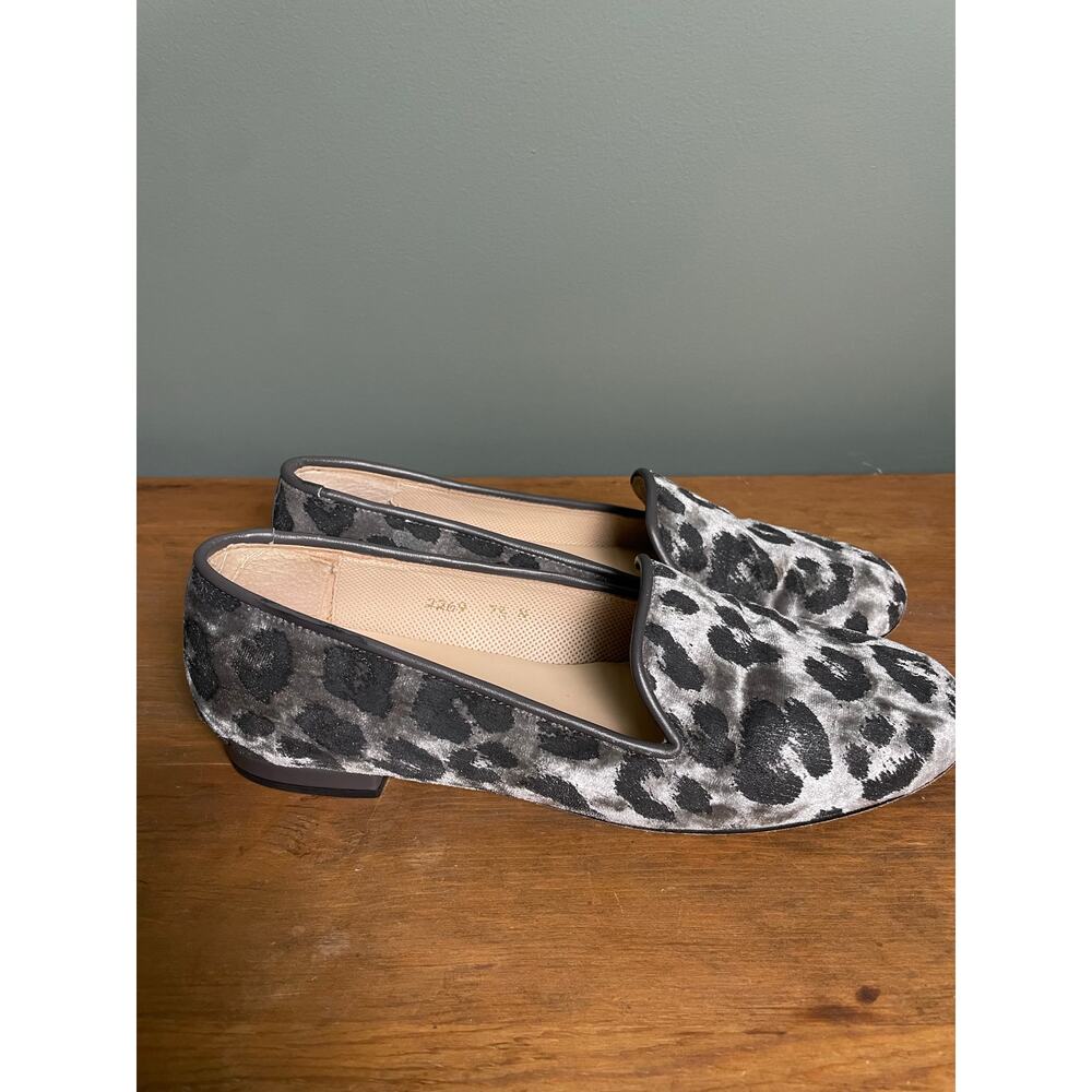 Jon Josef Made in Spain Gatsby Velvet Animal Print Flat Loafer. Size 7.5. EUC